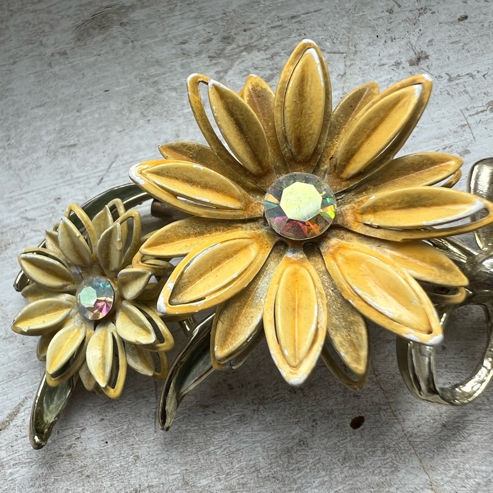 *Vintage* 1960’s Yellow/Gold Floral Brooch - Picture 3 of 4